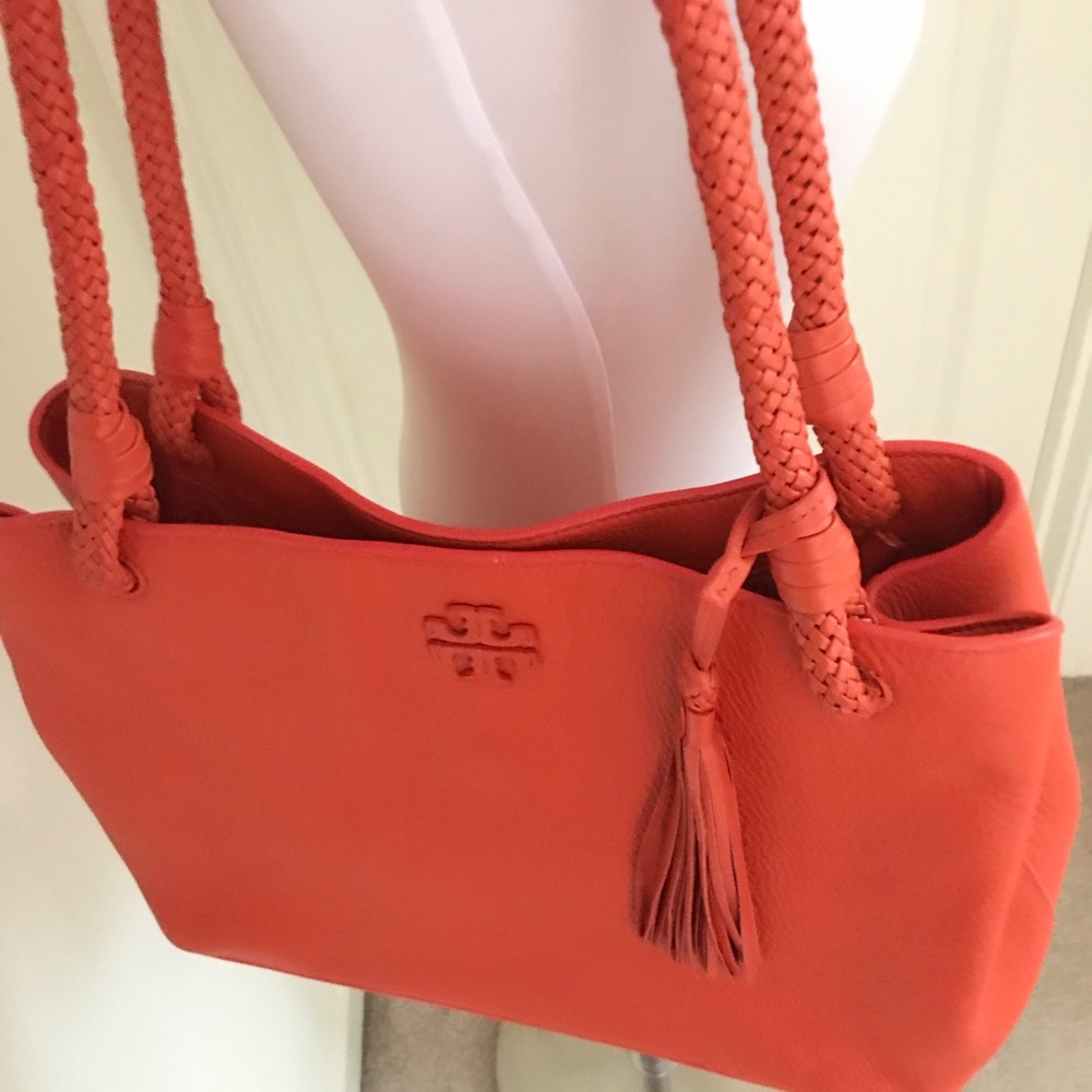Like New Tory Burch Classic Pebbled Leather Shoulder Bag.
